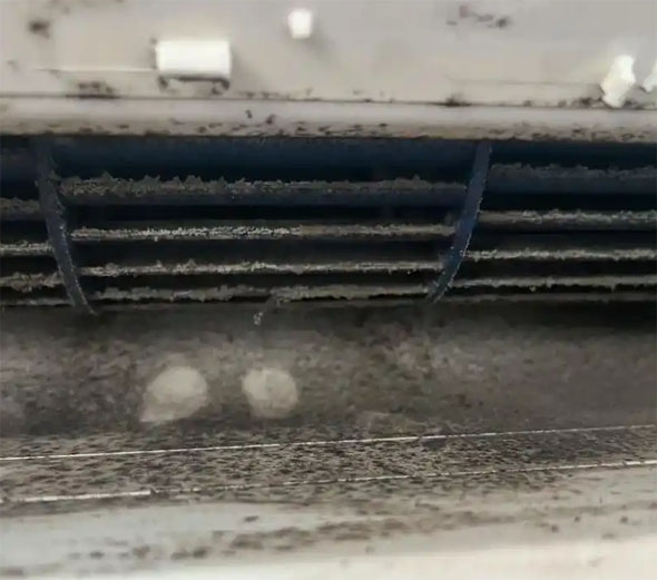 东阿空调吹的风有股烧焦味是怎么回事